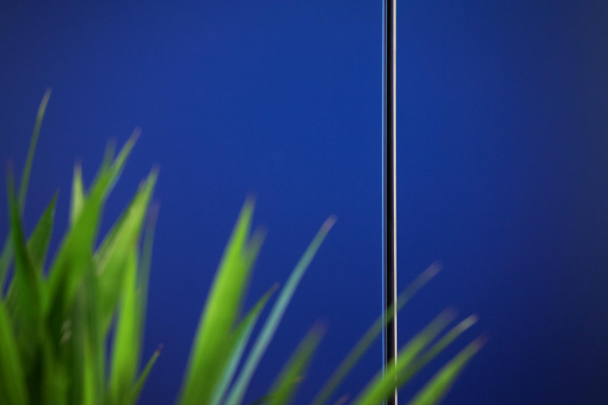 FSRT636 Система облицовки стен Levelr с панелями из вивихромового хромового стекла в отражающей конфигурации с индивидуальной цветовой прослойкой и опалексной отделкой, индивидуальной графикой туалета с индивидуальной подсветкой световой панели и настраив Forms-surfaces  - Вид №19