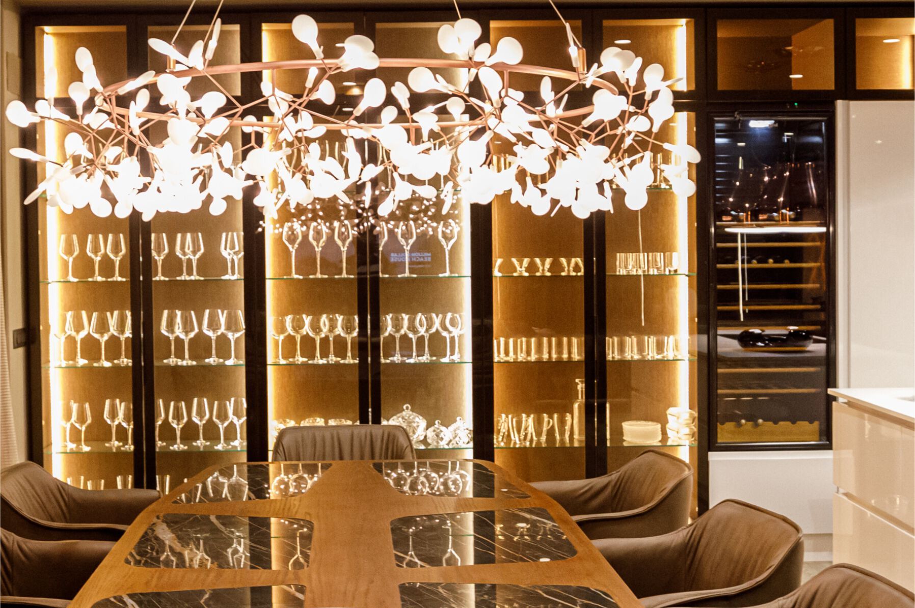 Витрина из дерева и стекла со встроенным освещением ABLE LUXOR ARCH-00023552 - Вид №2