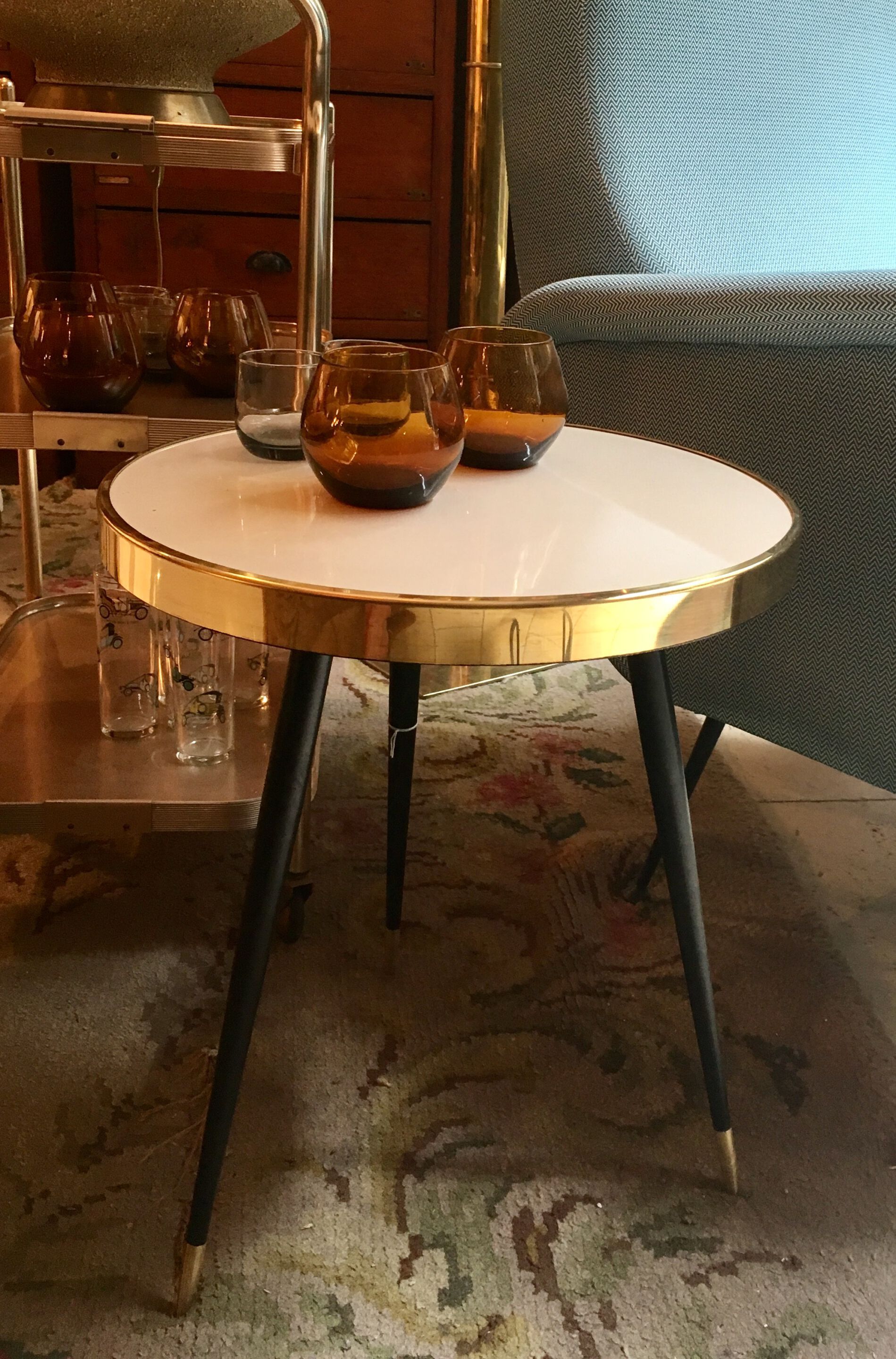 Журнальный столик из ламинированного стекла с полированным латунным профилем Jover+Valls Antique Boutique-Twist ARCH-00110395 - Вид №1