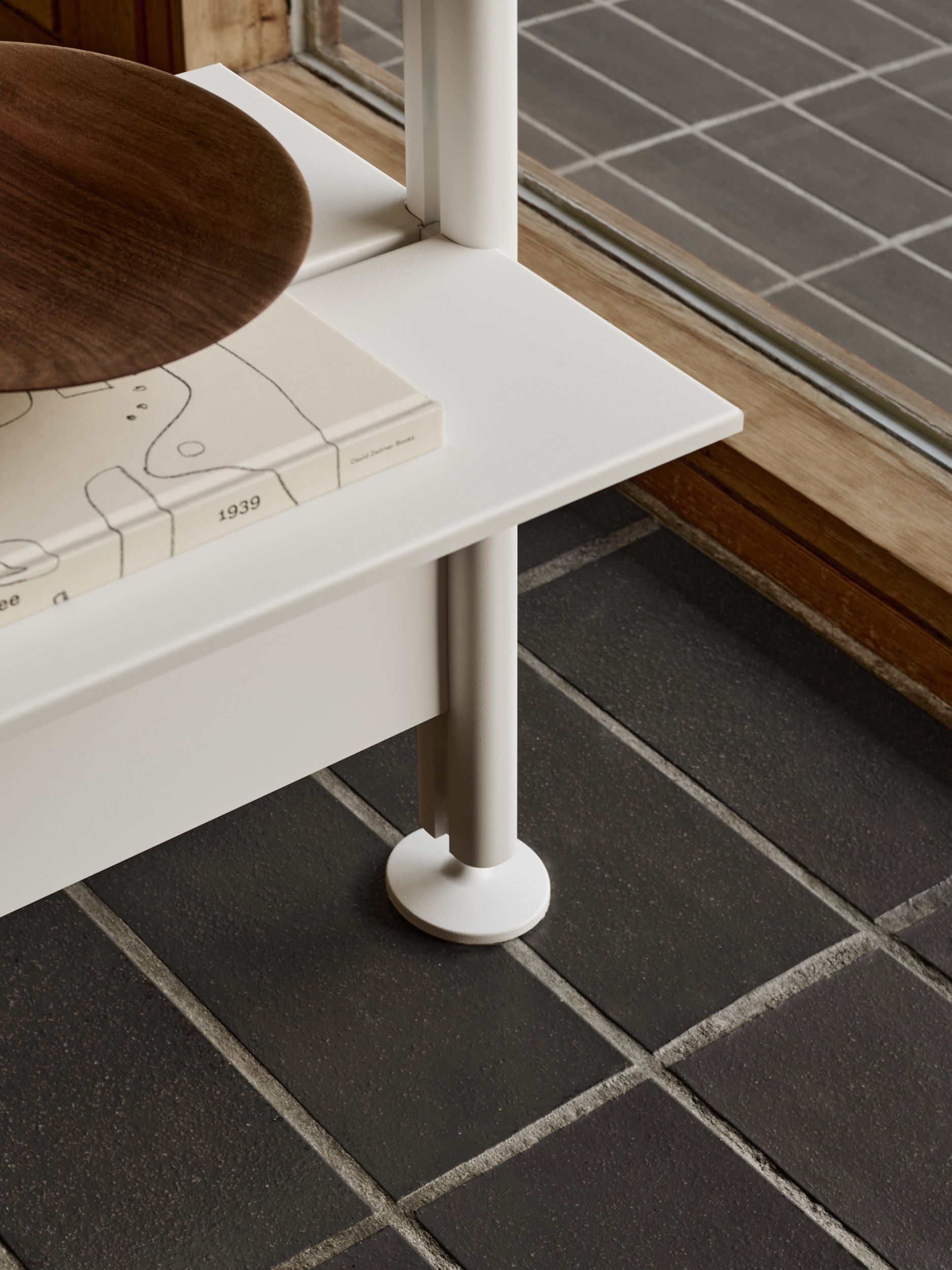 Книжный шкаф из алюминия и дерева с креплением пол-потолок String Furniture Pira ARCH-00108693 - Вид №8