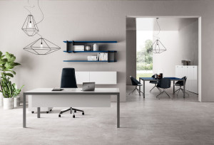 Стол из лакированного стекла