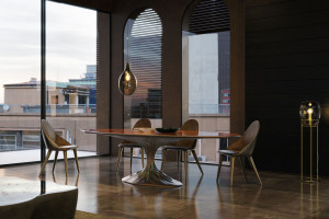 Обеденный стол из дерева и стекловолокна