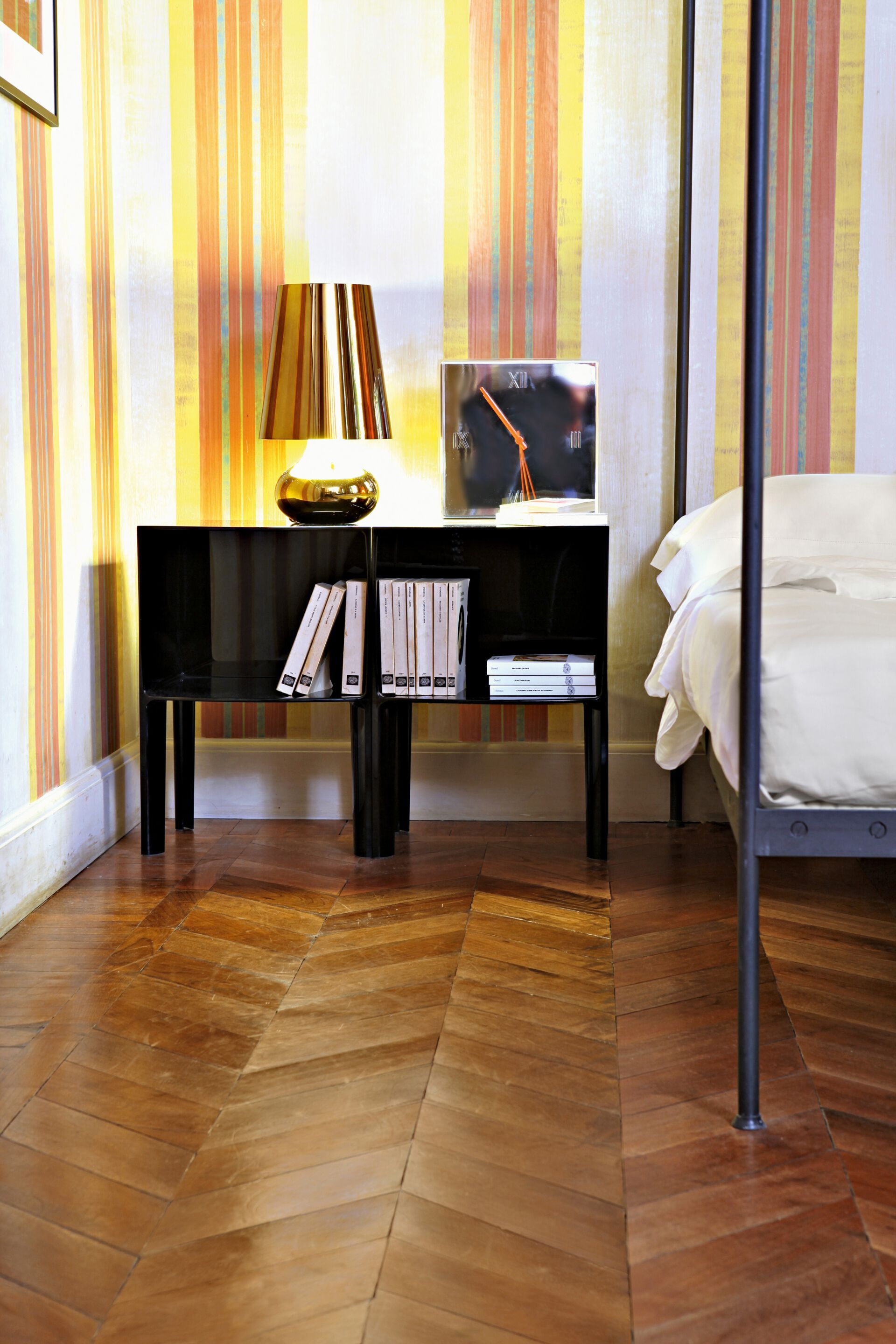 Прямоугольная прикроватная тумбочка из ПММА Kartell Ghost ARCH-00050936 - Вид №1