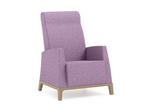 Тканевое кресло с высокой спинкой