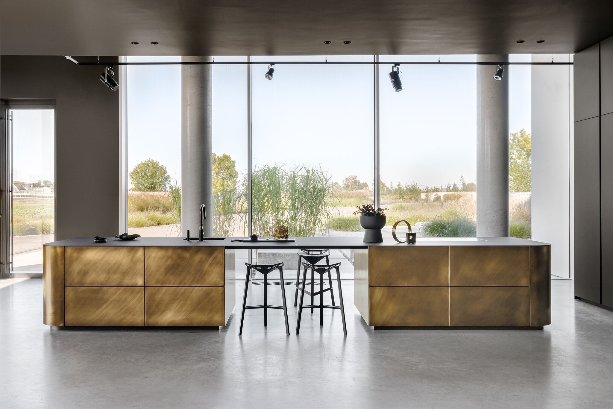 Кухня из матовой латуни без ручек с островом Zajc MET ARCH-00102321 - Вид №1