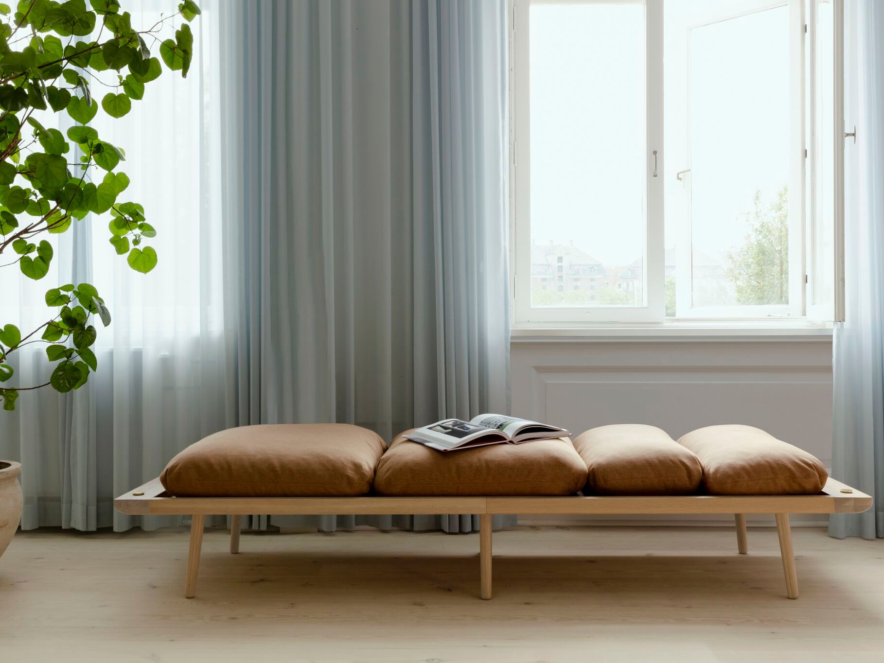 Спальная кровать с деревянной обивкой UMAGE Lounge Around ARCH-00062836 - Вид №2