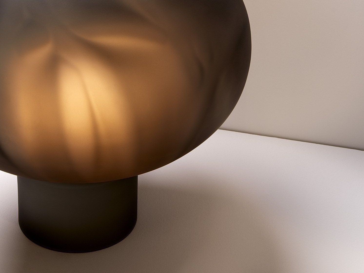 Алюминиевая и стеклянная светодиодная настольная лампа Ross Gardam Méne ARCH-00008728 - Вид №2