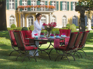 98.00.0888 Комплект для гостиной Romeo Elegance красный, 7 предметов. - в том числе 2 кресла, 2 подушки для сиденья / спинки красные, 1 скамейка для отдыха, 1 подушка для скамейки красного цвета, 1 стол для отдыха 135 × 70 Mbm