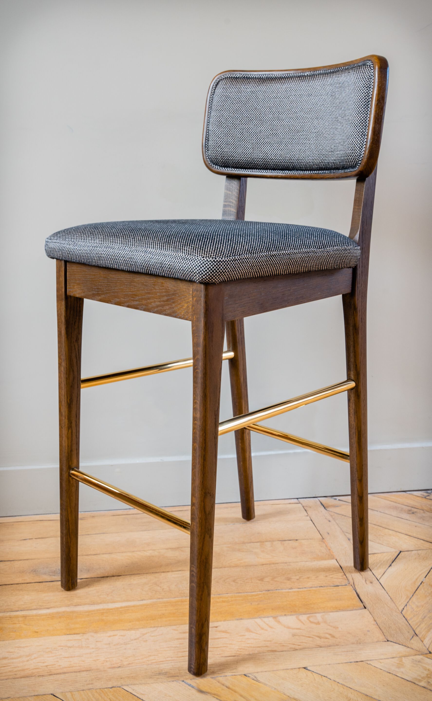 Высокий деревянный табурет со встроенной подушкой и плетеной спинкой RED EDITION плетеная ARCH-00035114 - Вид №10