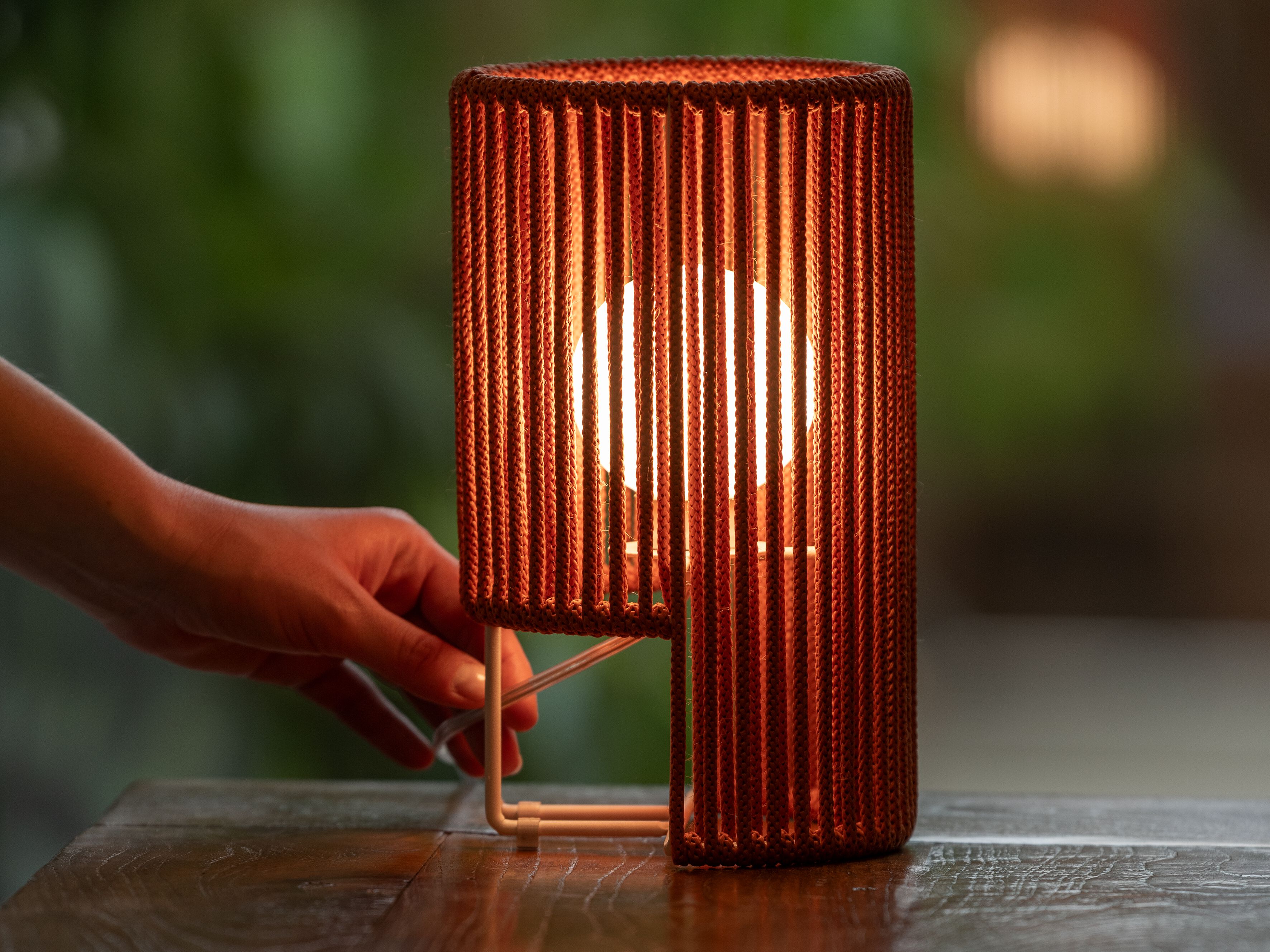 Светодиодная настольная лампа из переработанного металла и веревки Olé Lighting Habe ARCH-00042412 - Вид №1