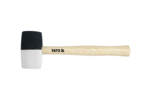 15742957 Резиновая киянка с деревянной рукояткой (черно-белая, 340 г) YT-4601 YATO