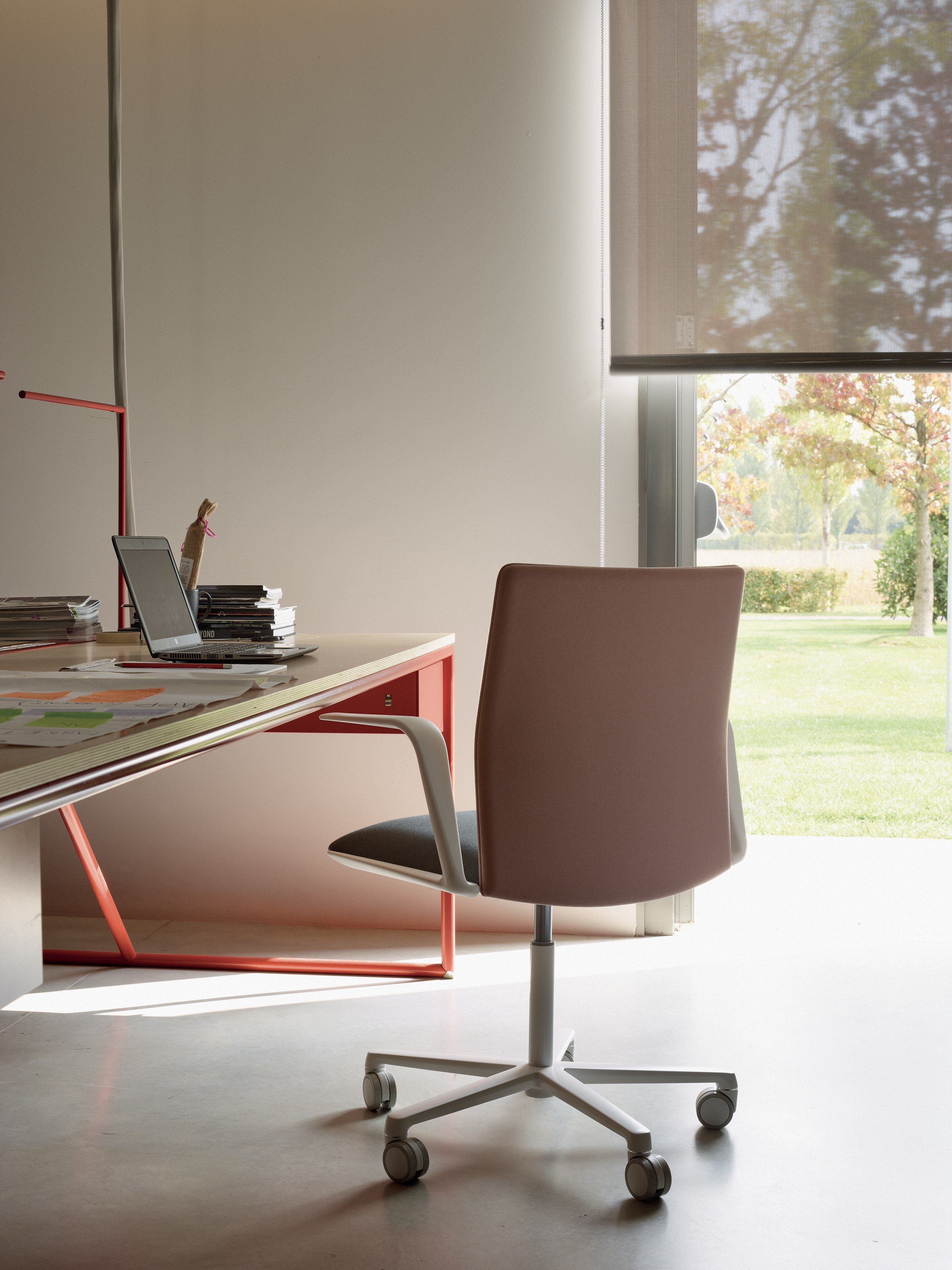 Поворотный операционный офисный стул с подлокотниками Arper Kinesit ARCH-00006124 - Вид №1