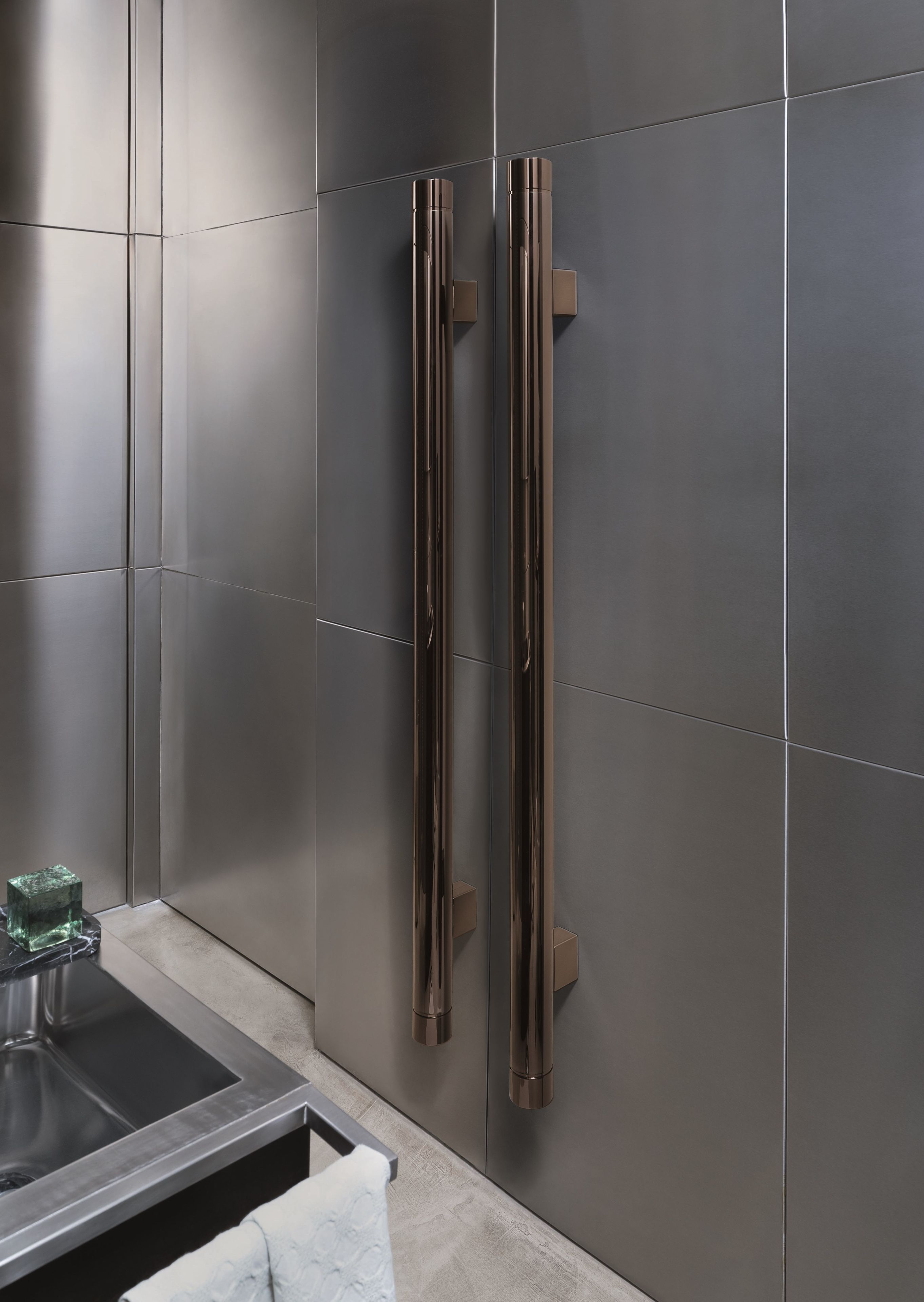 Настенный хромированный латунный вертикальный полотенцесушитель Tubes Elements ARCH-00117481 - Вид №1