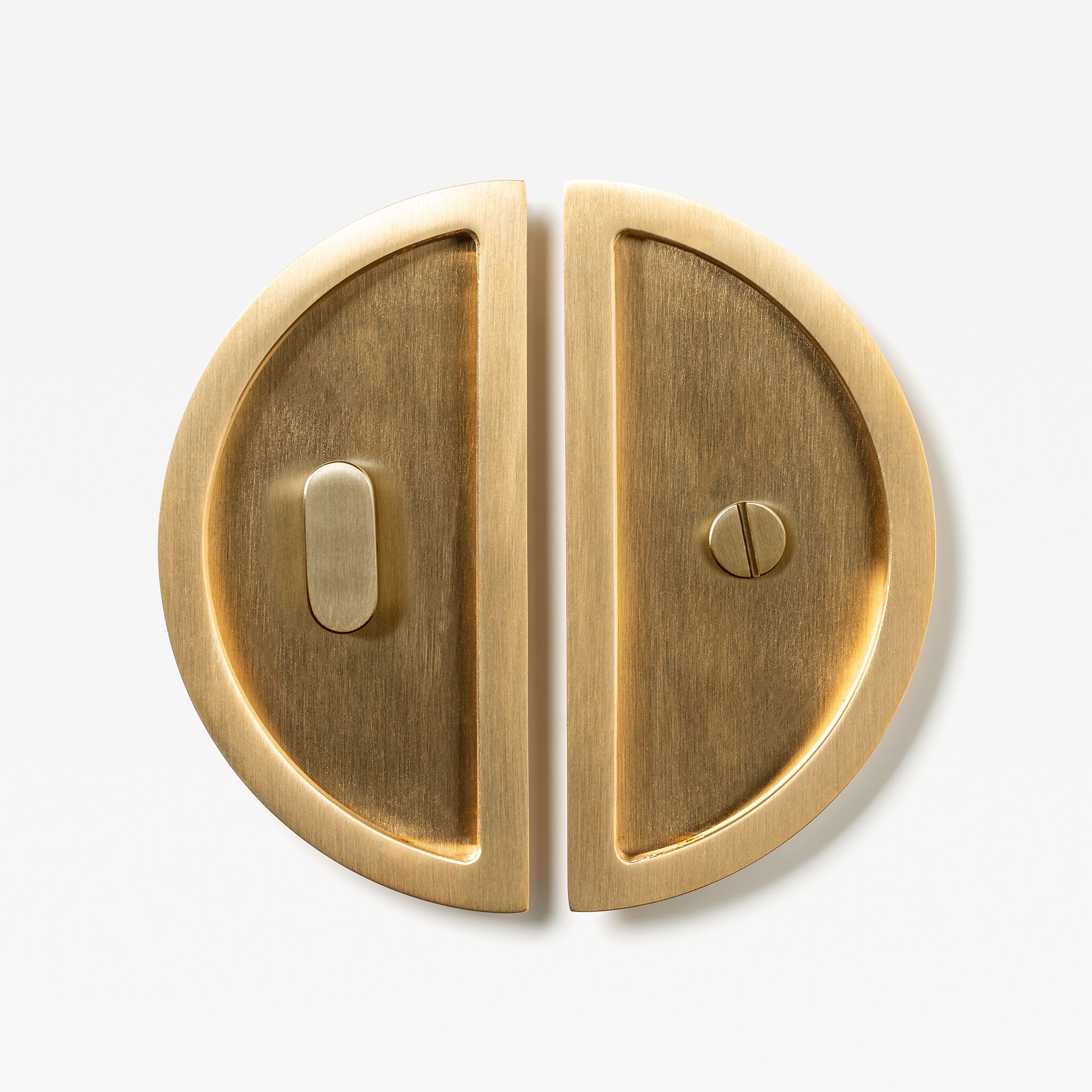 Латунная утопленная ручка Lo & Co Interiors Flush Pull ARCH-00132340 - Вид №12