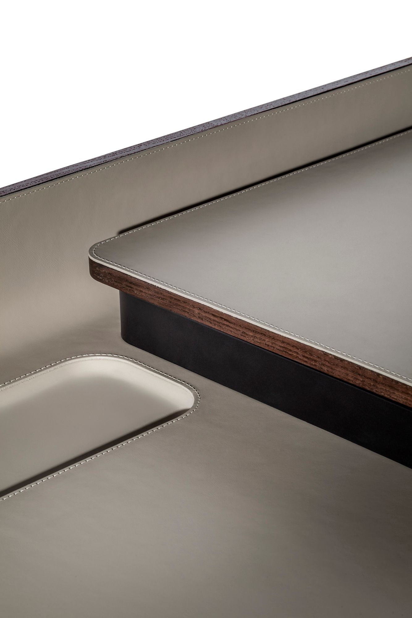 Письменный стол из массива дерева и кожаная столешница Poltrona Frau офис-системы управления ARCH-00153217 - Вид №6