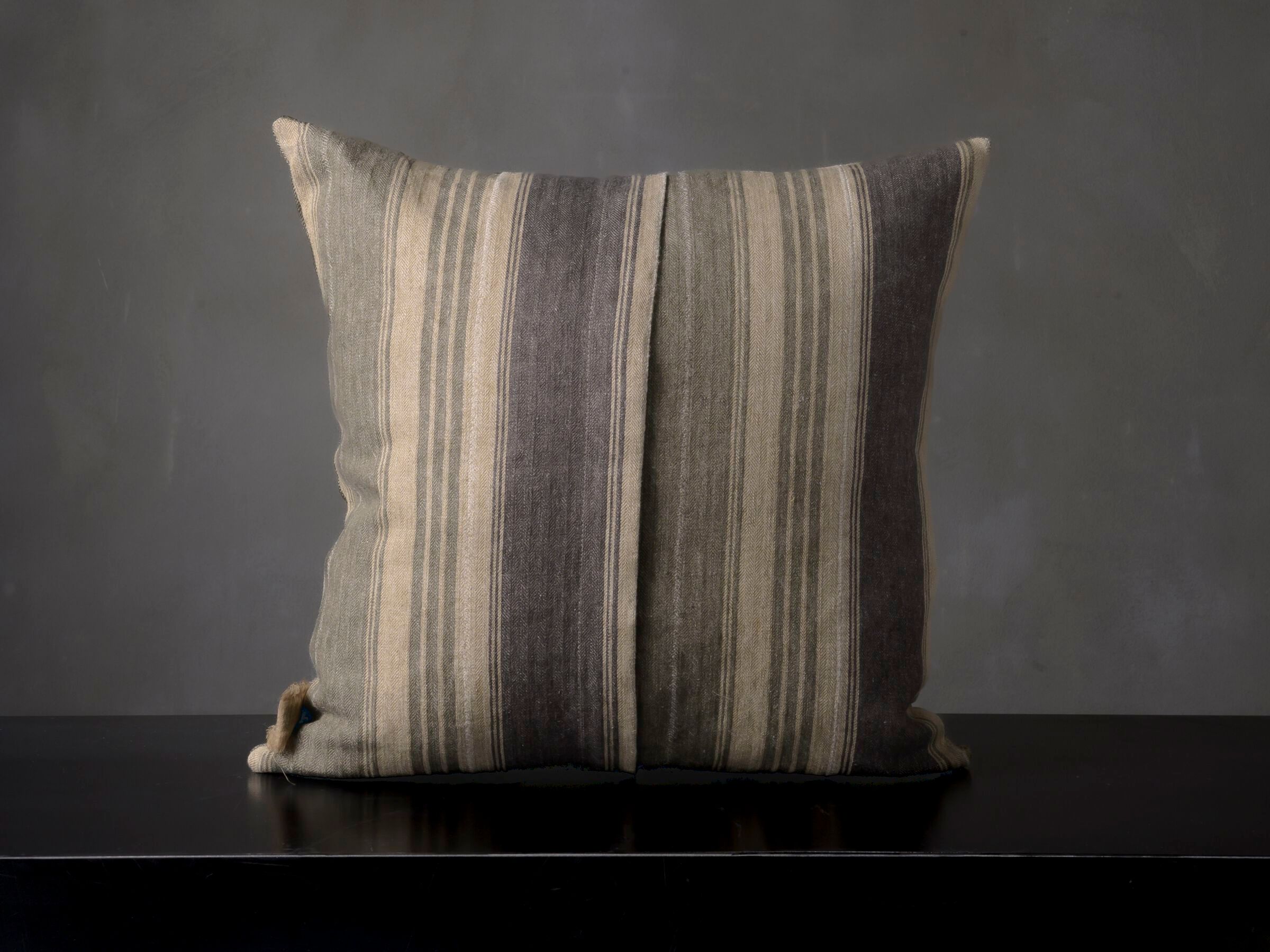 Квадратная льняная подушка The House of Lyria SACRIFICIO ARCH-00069544