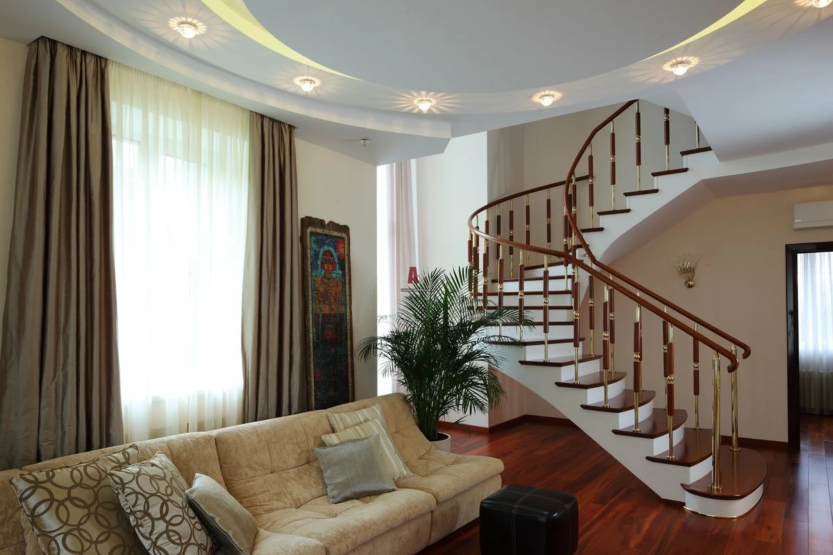 Дизайн прихожей с лестницей – идеи по выбору стиля и типа конструкции