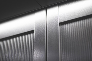 FSRT843 Интерьер лифта Levelc-2000n со вставными панелями из нержавеющей стали с алмазной отделкой и оттискным рисунком Далласа; стойки и рельсы из нержавеющей стали с алмазной отделкой; круглые поручни в северо-западном университете - 1201 дэвис, 1801 кл