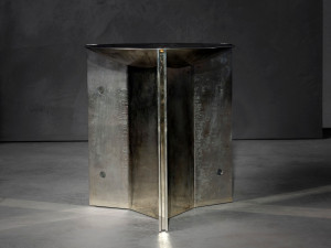 Высокий круглый журнальный столик из полированного железа