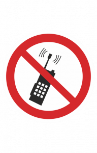 68346 Знак "Запрещается пользоваться мобильным телефоном или переносной рацией" ( P 18 )  Запрещающие знаки размер 100 х 100 мм