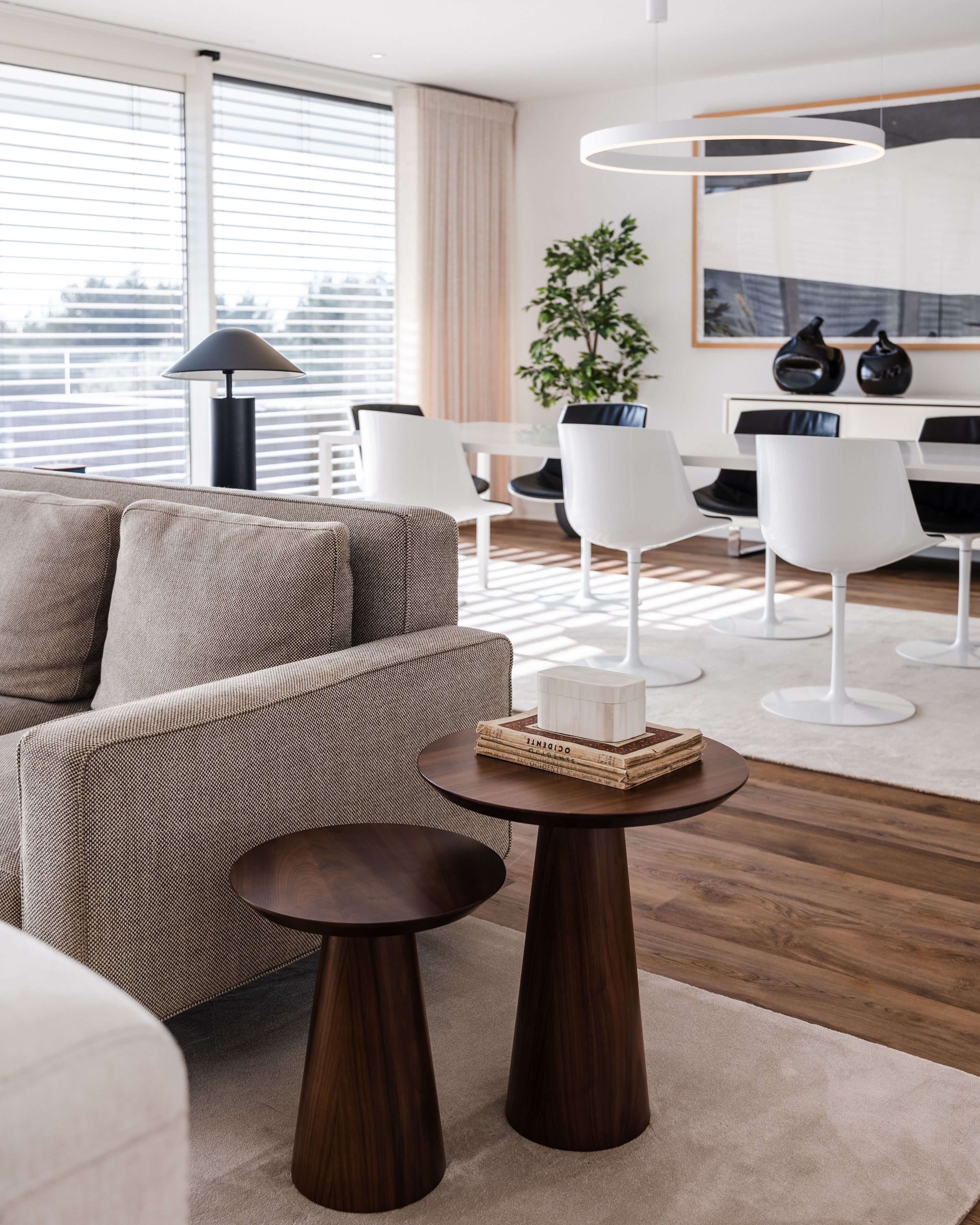 Круглый журнальный столик из грецкого ореха Stylish Club Olivier ARCH-00010287 - Вид №4