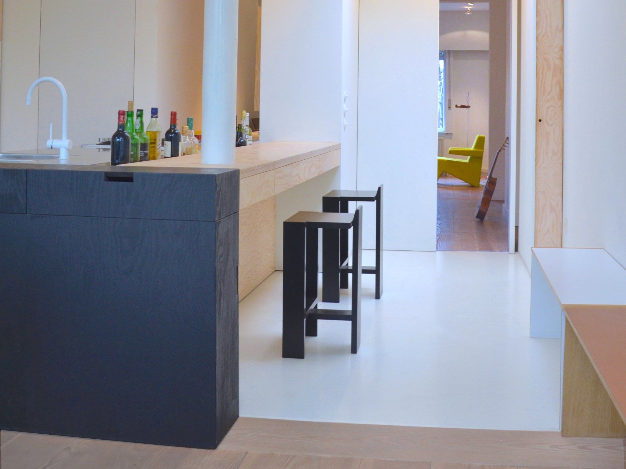 Высокий барный стул из массива дерева Moca SIXPLANK ARCH-00015945 - Вид №2