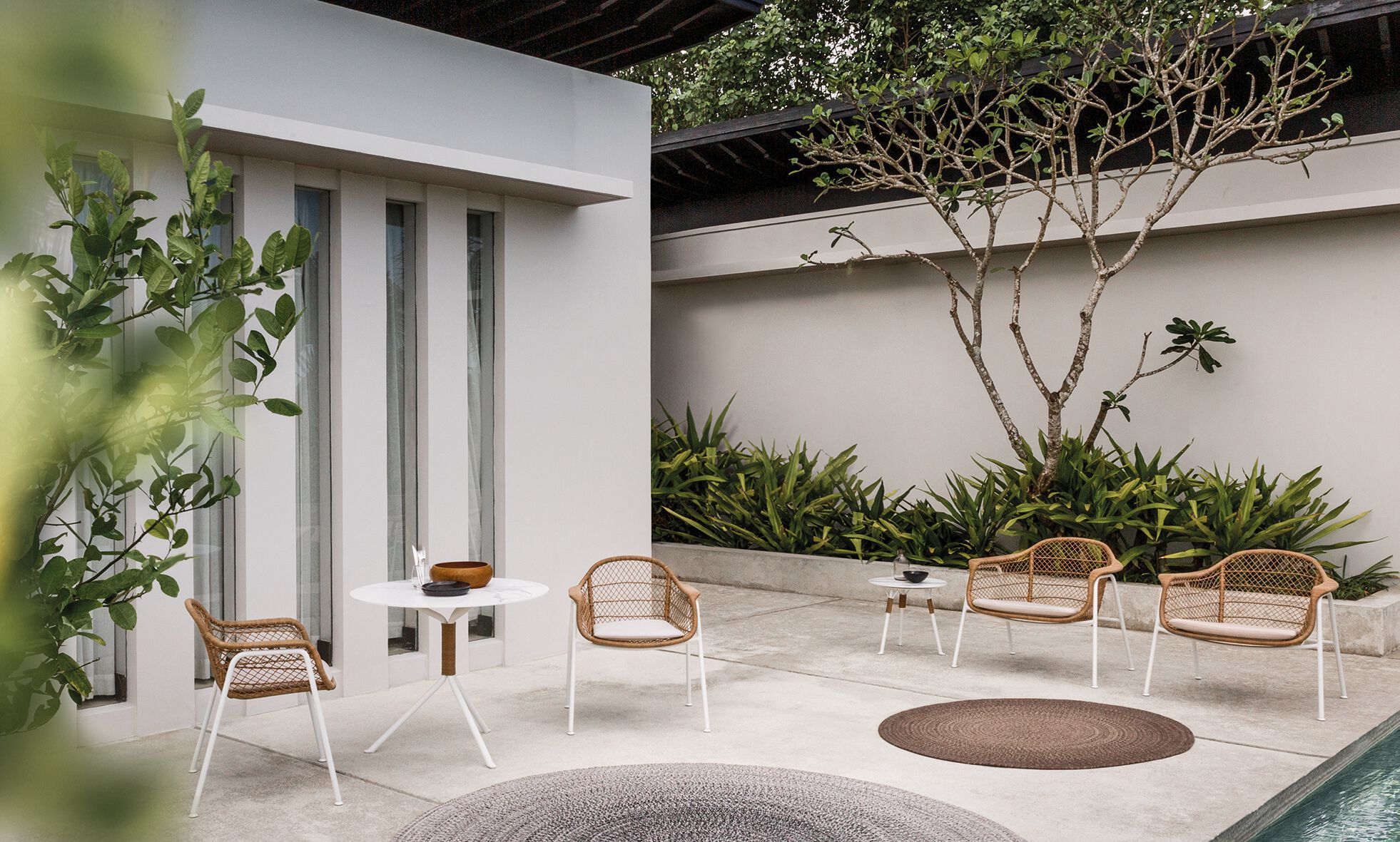 Круглый алюминиевый садовый журнальный столик с керамической столешницей Gloster свежий ARCH-00083600 - Вид №1