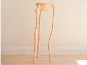 ВАЗа ручной работы из гипса и бумаги