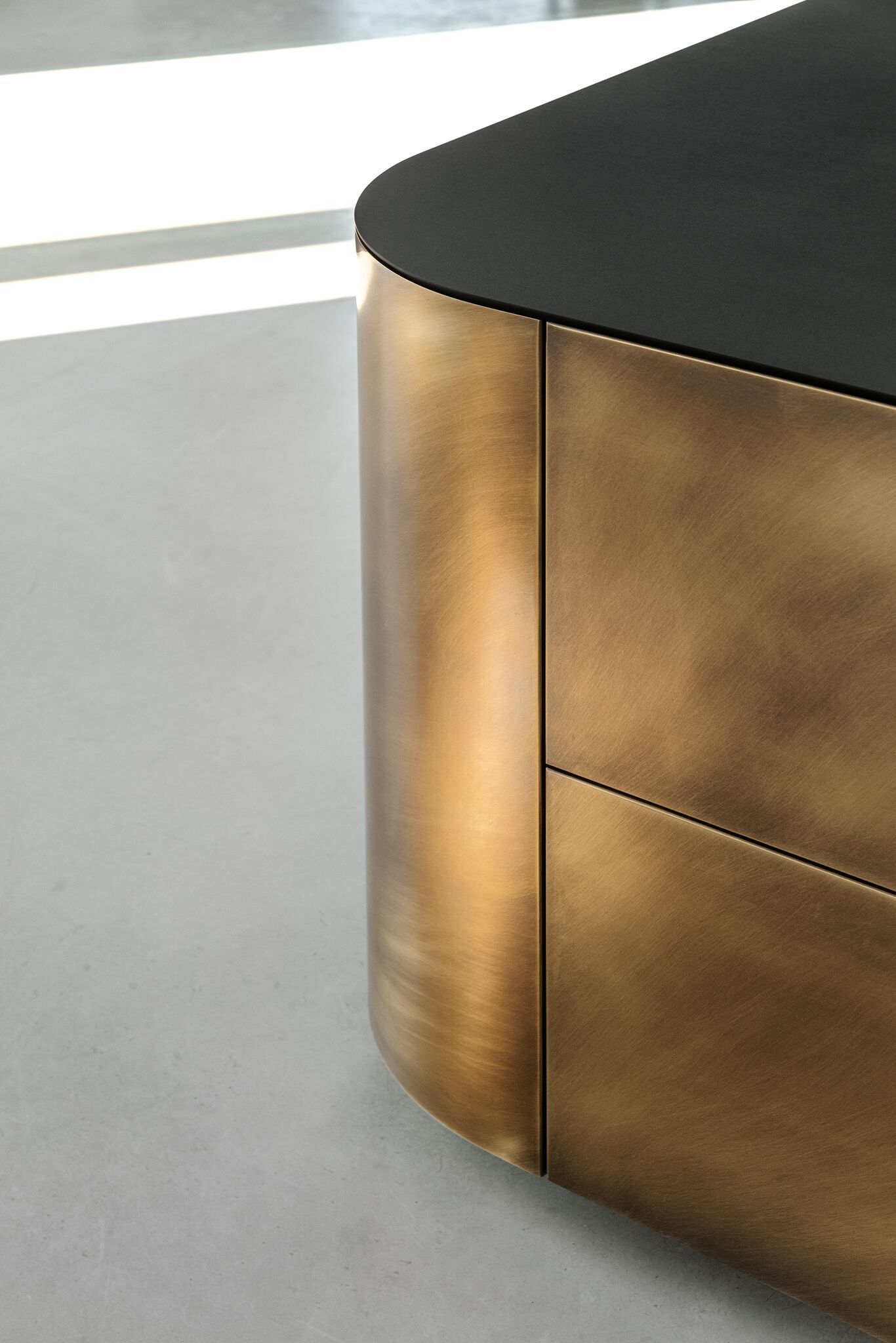 Кухня из матовой латуни без ручек с островом Zajc MET ARCH-00102321 - Вид №7