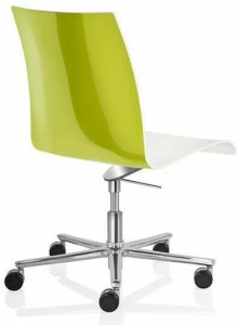 Brunner Офисный стул пластиковый с 5 спицами на колесиках Fina