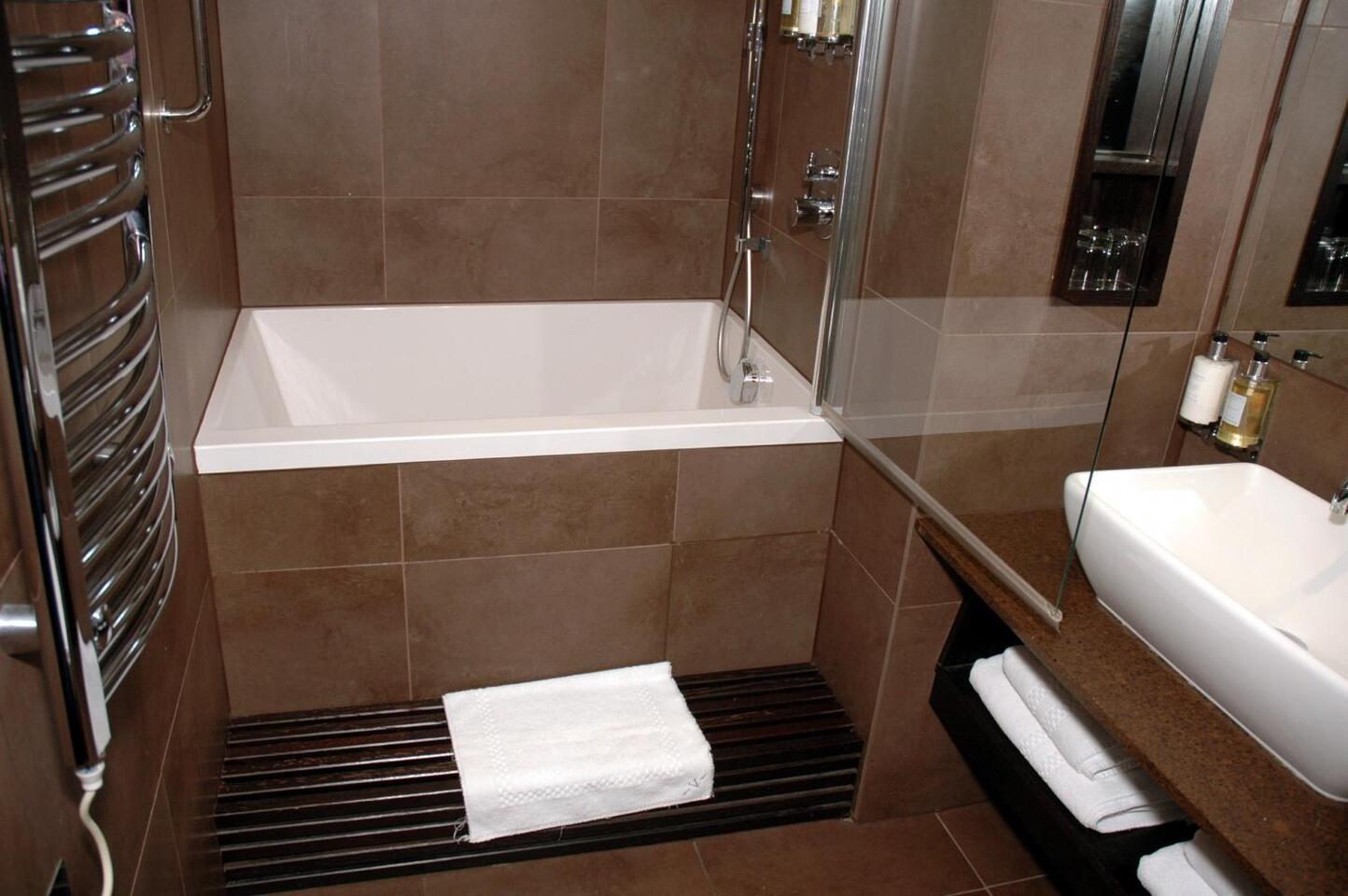 Керамическая плитка для ванной комнаты (дизайн проекты, фото)