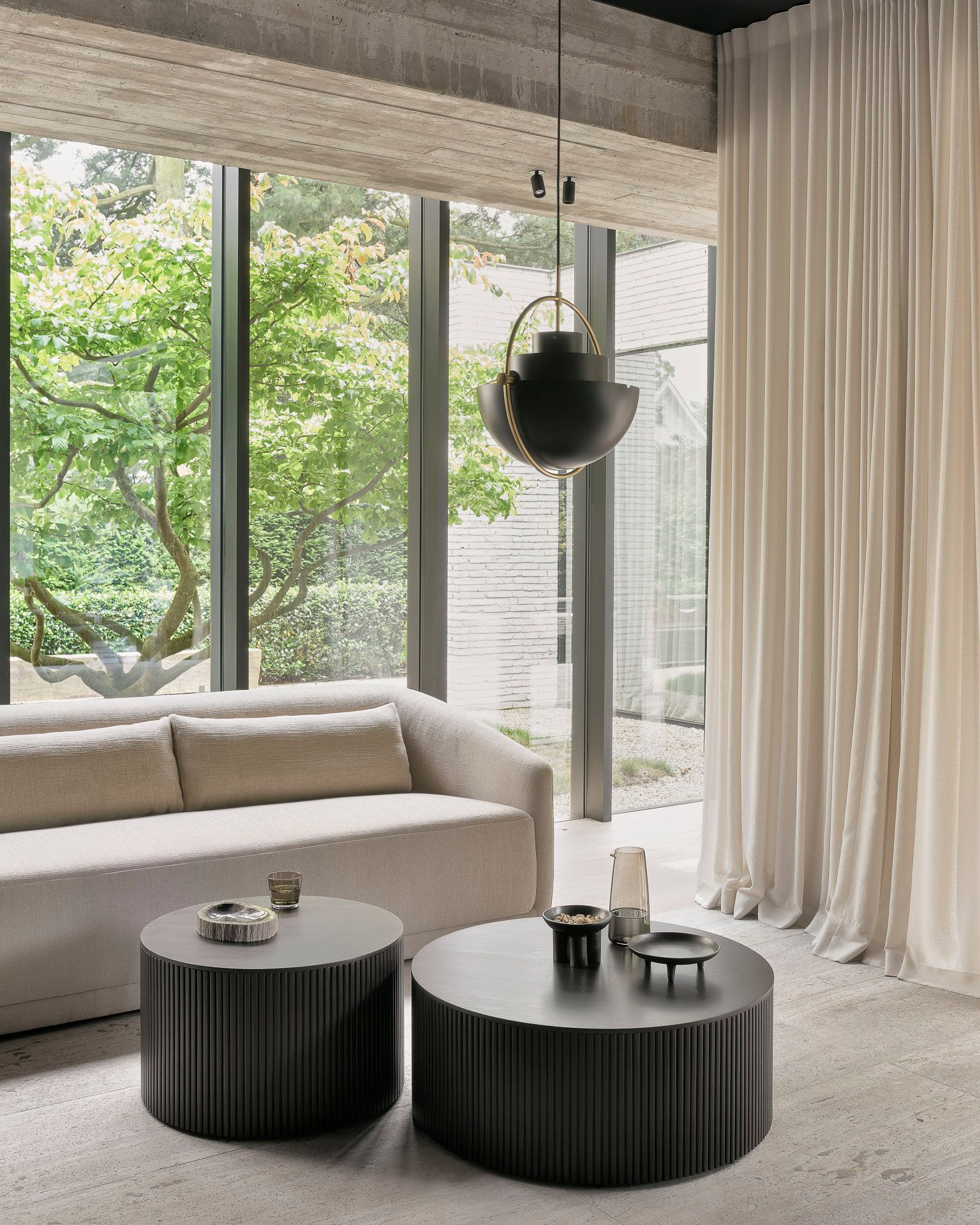 Низкий круглый журнальный столик из красного дерева с отсеком для хранения Ethnicraft Roller Max ARCH-00043322 - Вид №10