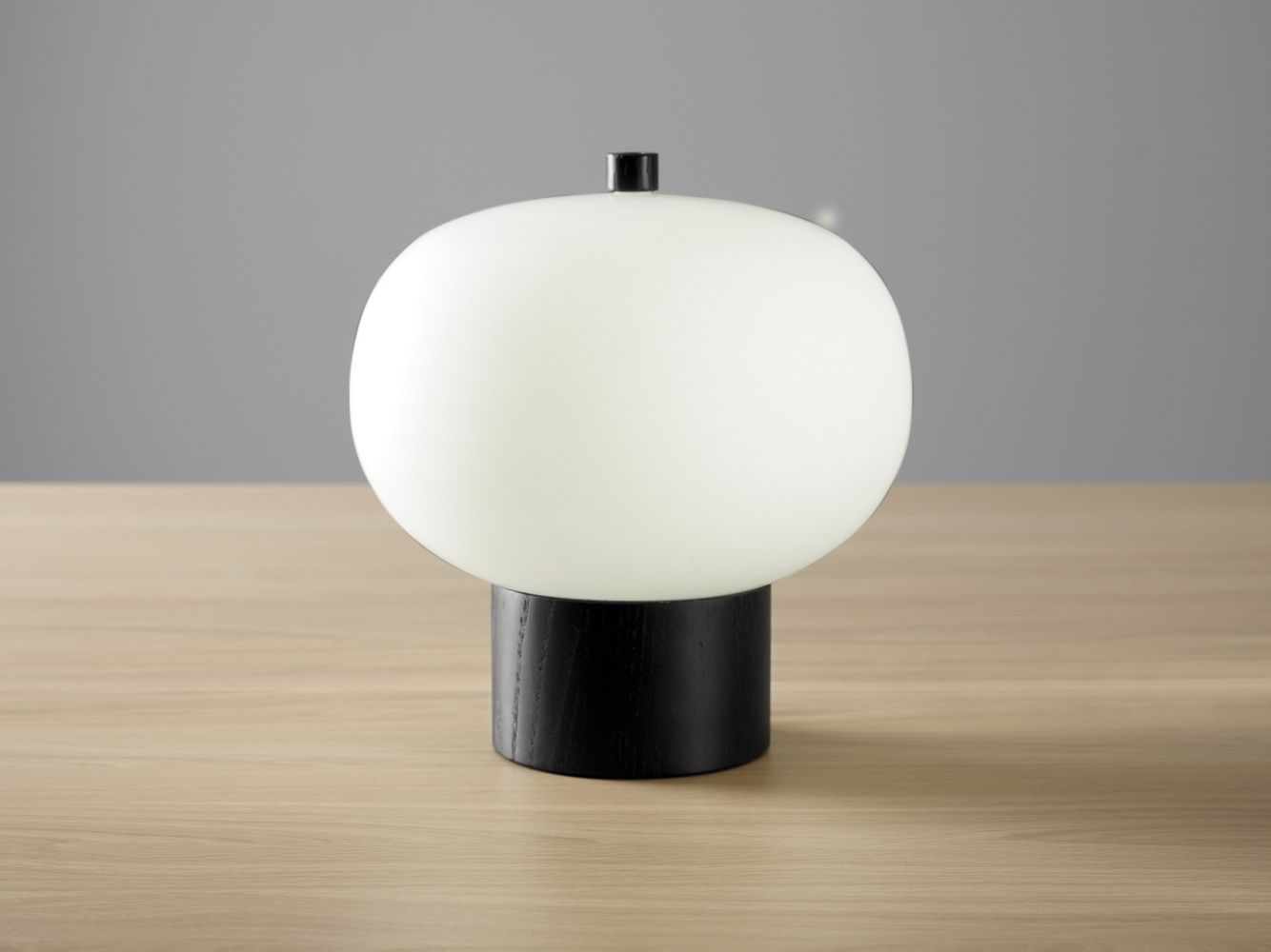 Светодиодная настольная лампа из опалового стекла LedsC4 Ilargi ARCH-00039595 - Вид №2