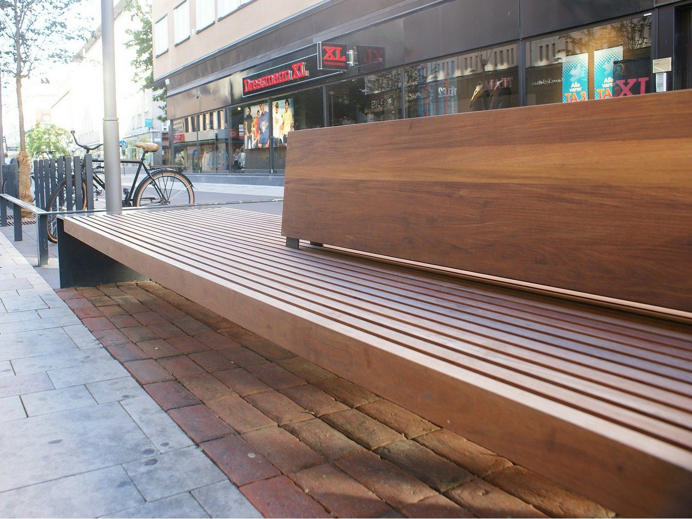 Стальная скамья со спинкой с подлокотниками Nola Industrier CITY WALK ARCH-00070095 - Вид №4