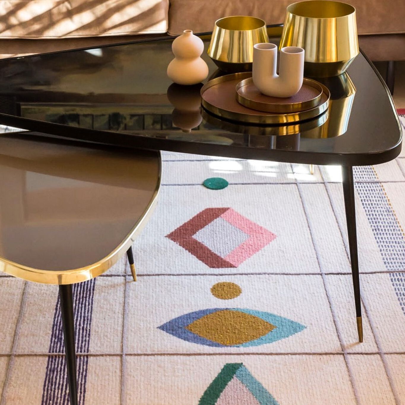 Журнальный столик из ламинированного стекла с полированным латунным профилем Jover+Valls Antique Boutique-Twist ARCH-00039988 - Вид №12