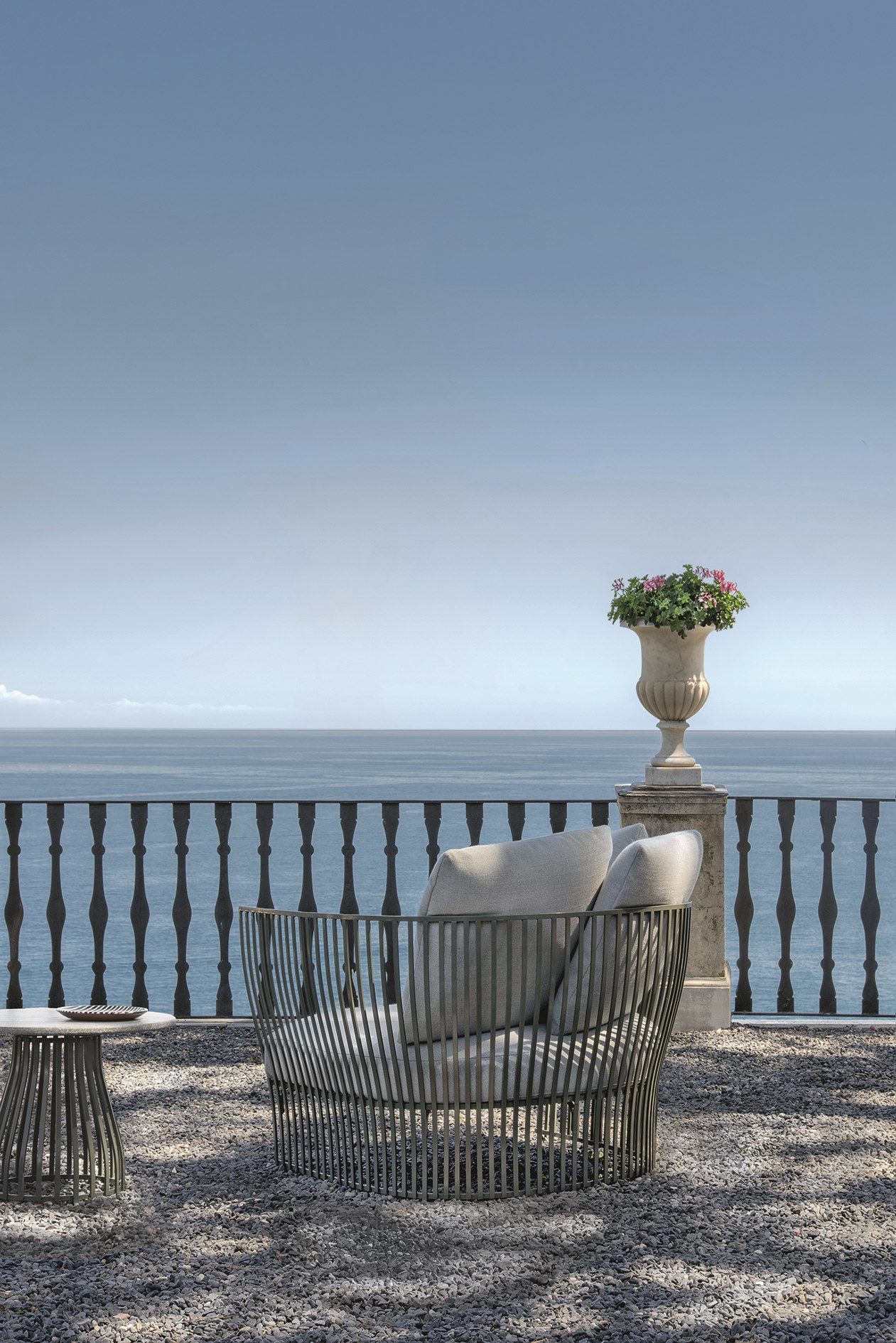 Круглый садовый столик из лавового камня Ethimo Venexia ARCH-00131166 - Вид №1