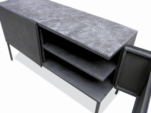 Железный шкаф с распашными дверями