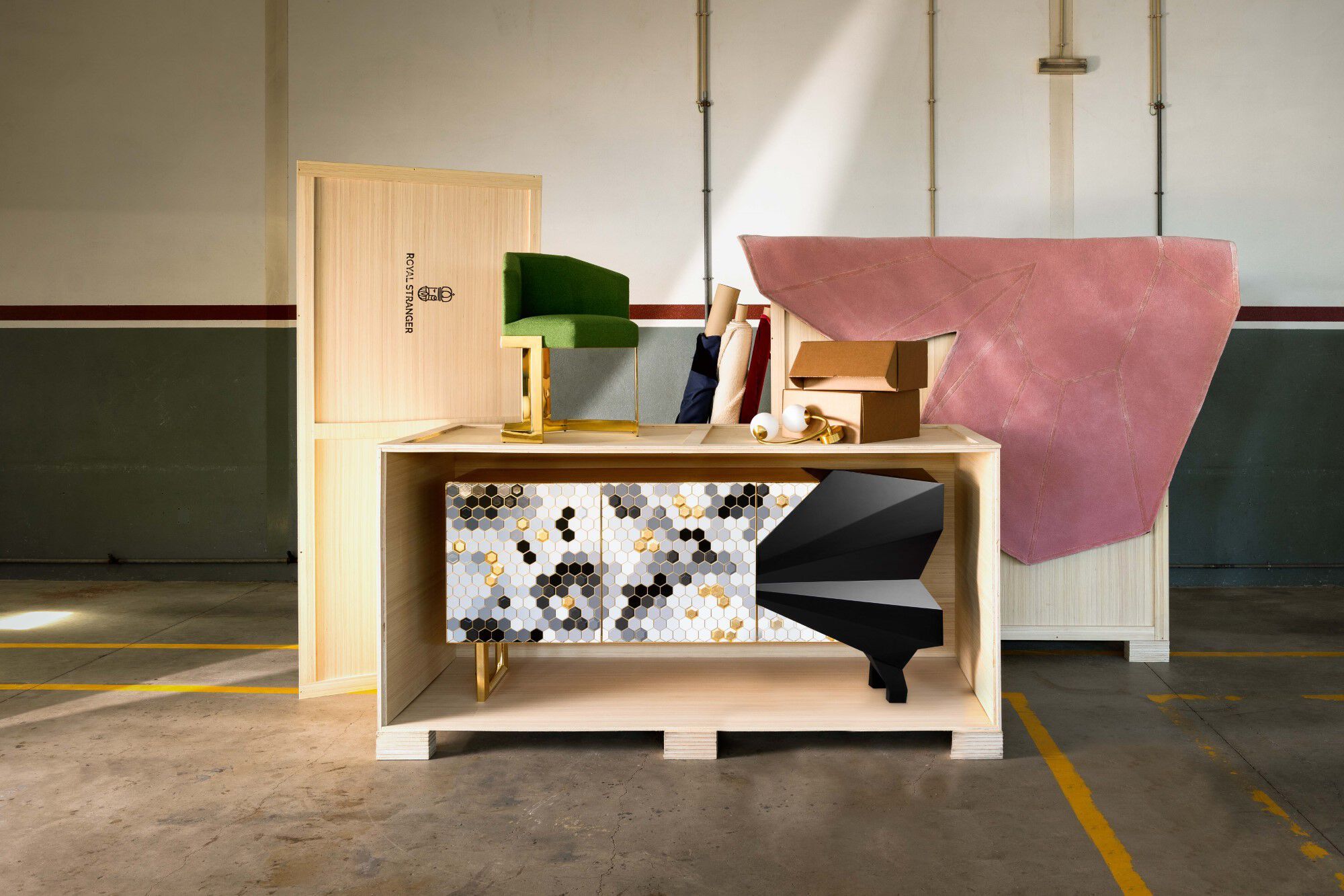 Мягкое бархатное кресло и латунное основание ROYAL STRANGER THE HIVE ARCH-00035233 - Вид №11