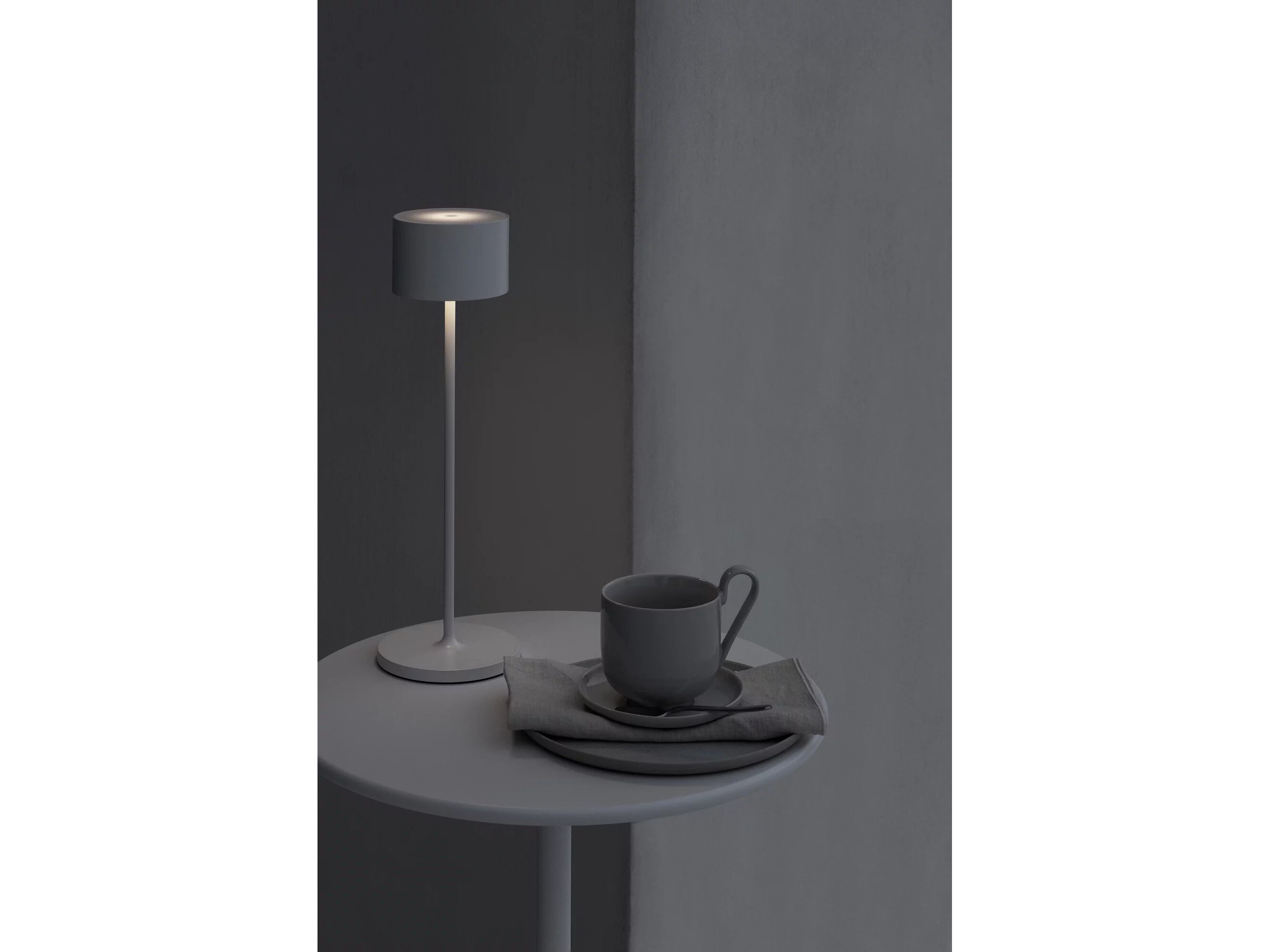 Алюминиевая светодиодная настольная лампа с батарейным питанием blomus Farol ARCH-00068766 - Вид №15