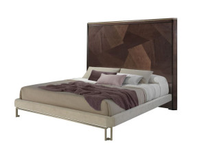 Деревянная двуспальная кровать с высоким изголовьем