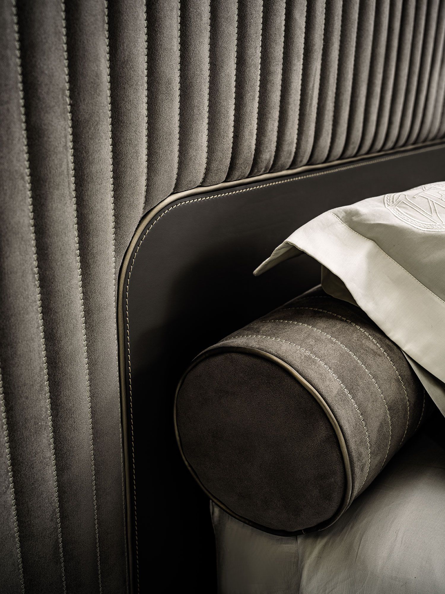 Мягкая кровать из ткани Vittoria Frigerio Capua ARCH-00042849 - Вид №2