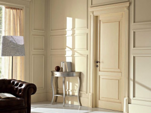 Открытая пористая лакированная деревянная дверь