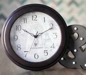 Классические настенные часы в раме из тонированной сосны. В этих часах используется современный надежный немецкий механизм с «тихим» ходом, что позволяет использовать их в спальне в том числе людьми с чувствительным слухом. Диаметр циферблата 35 см, оснащ