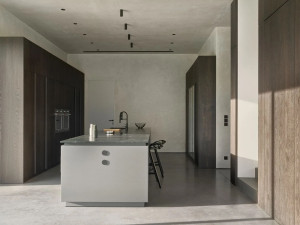 Деревянная кухня с островом на заказ