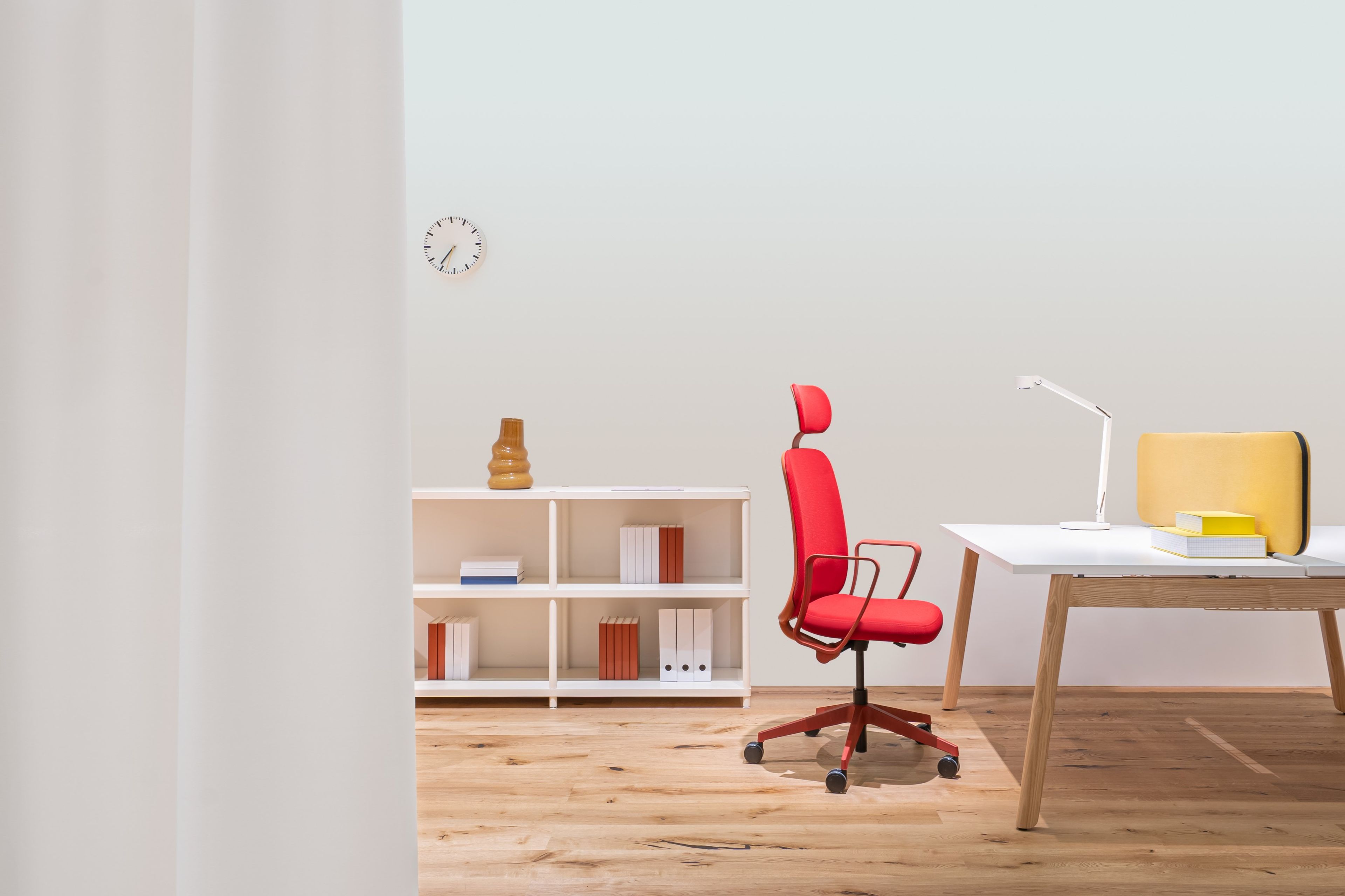 Тканевый поворотный офисный стул с подголовником MDD HI DRIVE ARCH-00116456 - Вид №2