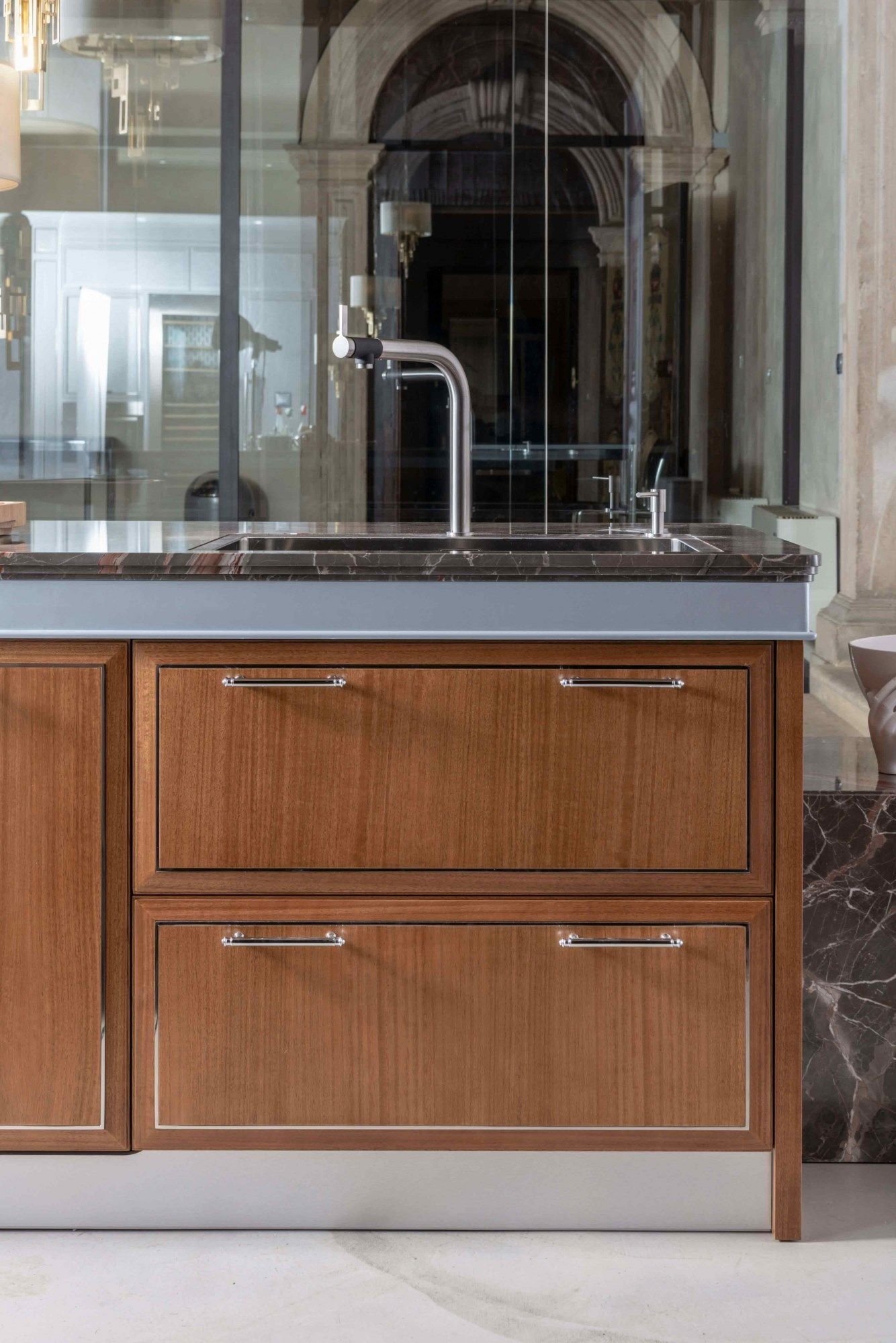 Кухня из эвкалипта с ручками на заказ с полуостровом Martini Interiors эссенция ARCH-00072314 - Вид №5