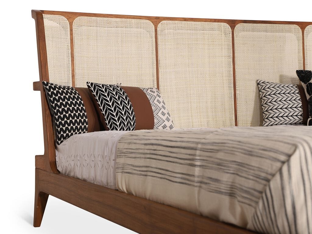 Двуспальная кровать из тикового дерева с высоким изголовьем Alankaram UWAY ARCH-00009523