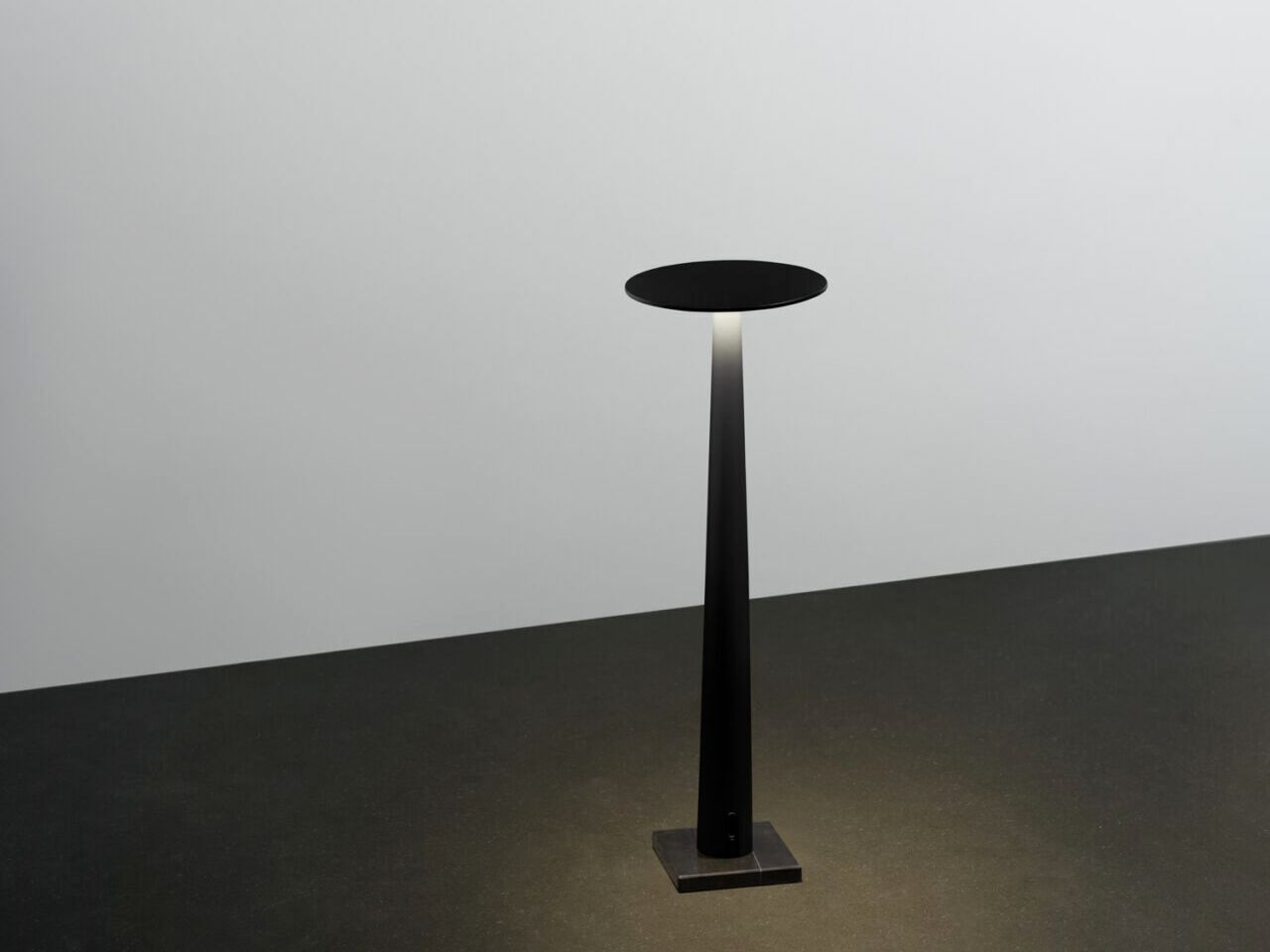 Аккумуляторная светодиодная настольная лампа In Stock Nemo ARCH-00037942