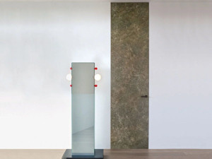 Распашная дверь из керамогранита с мраморным эффектом