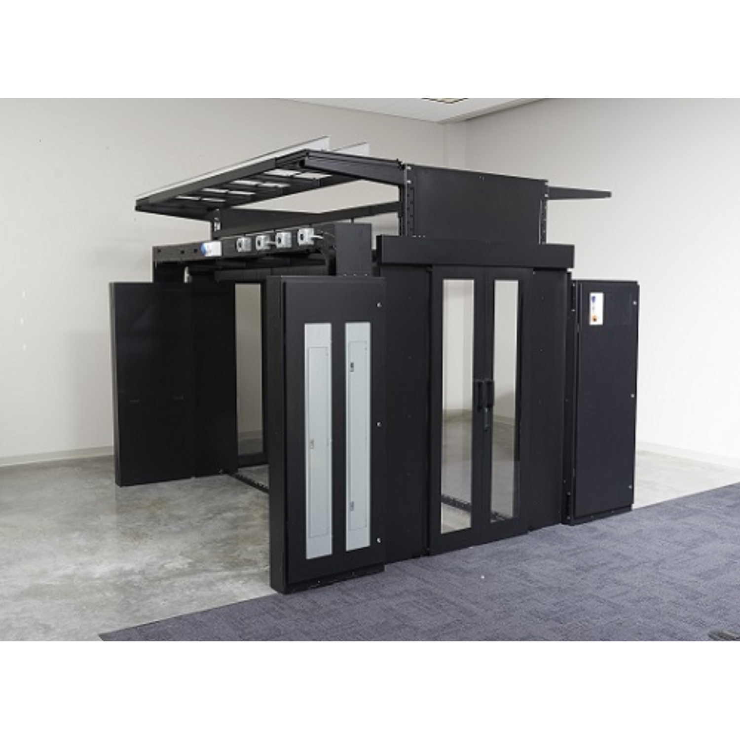 FS-WI-1001-U Сдвижная боковая панель/окно рамы HyperPOD, 600мм (2шт.) Schneider Electric 